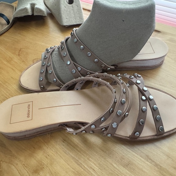 DOLCE VITA ITALIAN Studded Tan Sandals Sz 8.5 Excel like New Some dirt on sole - Picture 3 of 6